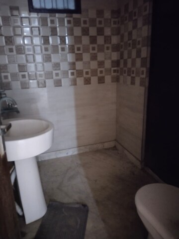 Bathroom in 3 BHK Builder Floor at Ashoka Enclave Faridabad, Sector 34 – for Rent