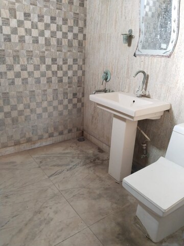 Bathroom in 3 BHK Builder Floor at Ashoka Enclave Faridabad, Sector 34 – for Rent