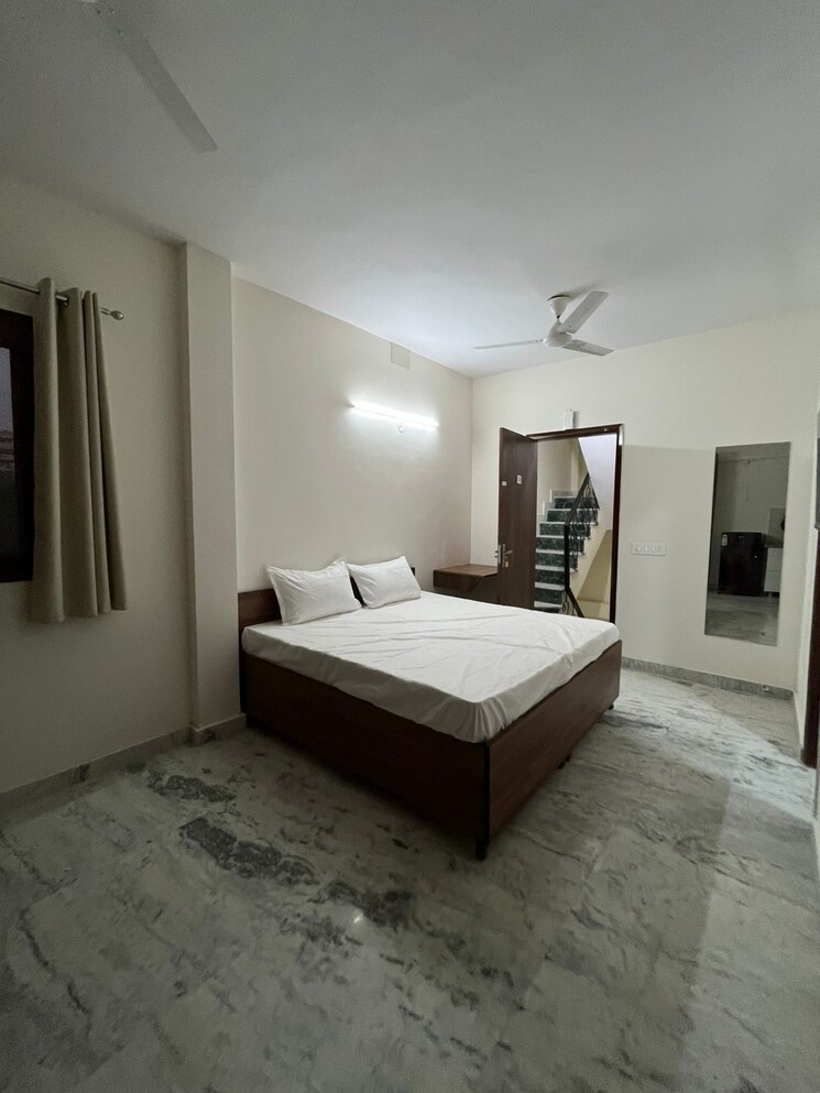 Bedroom, east of kailash 1 Bedroom 125 Sq.Yd. Builder Floor In East Of Kailash Delhi 9507999