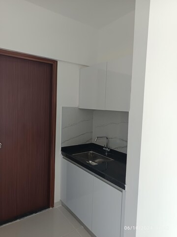 Room in 2 BHK Apartment at Amanora Trendy Homes, Hadapsar – for Rent