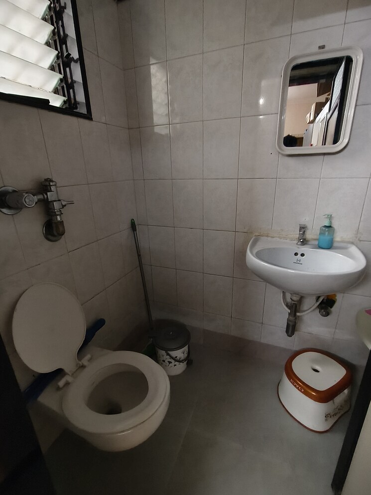 Bathroom, vrindavan-chs-malad 2 Bedroom 900 Sq.Ft. Apartment In Malad East Mumbai 9508021