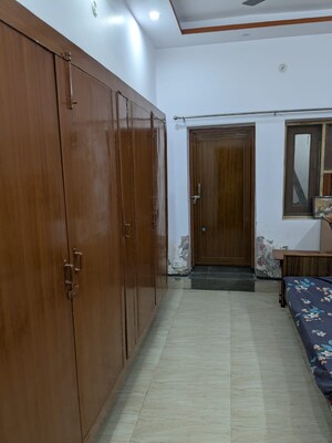 Room in 3.5 BHK Apartment at Jewel Apartment, Hazratganj – for Rent