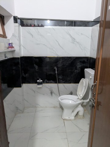 Master Bedroom in 3.5 BHK Apartment at Jewel Apartment, Hazratganj – for Rent