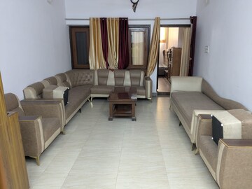 Living Room in 3.5 BHK Apartment at Jewel Apartment, Hazratganj – for Rent