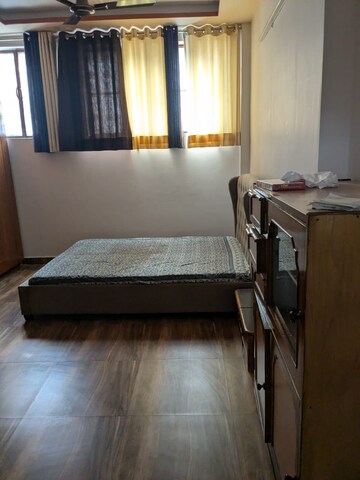 Bedroom in 3.5 BHK Apartment at Jewel Apartment, Hazratganj – for Rent