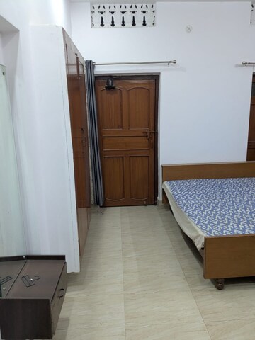 Bedroom in 3.5 BHK Apartment at Jewel Apartment, Hazratganj – for Rent