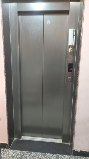 Building Lobby in 3 BHK Builder Floor at Sector 51 – for Rent