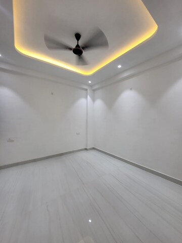 Room in 4 BHK Builder Floor at Green Fields Colony – for Rent