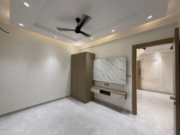 Room in 4 BHK Builder Floor at Green Fields Colony – for Rent