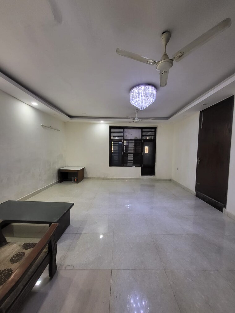 Room, green fields colony 3 Bedroom 1800 Sq.Ft. Builder Floor In Green Fields Colony Faridabad 9508080