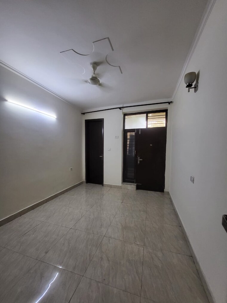 Room, green fields colony 3 Bedroom 1800 Sq.Ft. Builder Floor In Green Fields Colony Faridabad 9508080