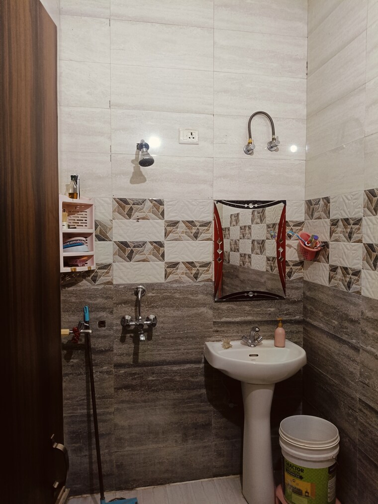 Bathroom, dhakoli 2 Bedroom 1000 Sq.Ft. Builder Floor In Dhakoli Zirakpur 9508159