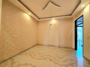 Room in 3 BHK Builder Floor at Vip Road – for Sale