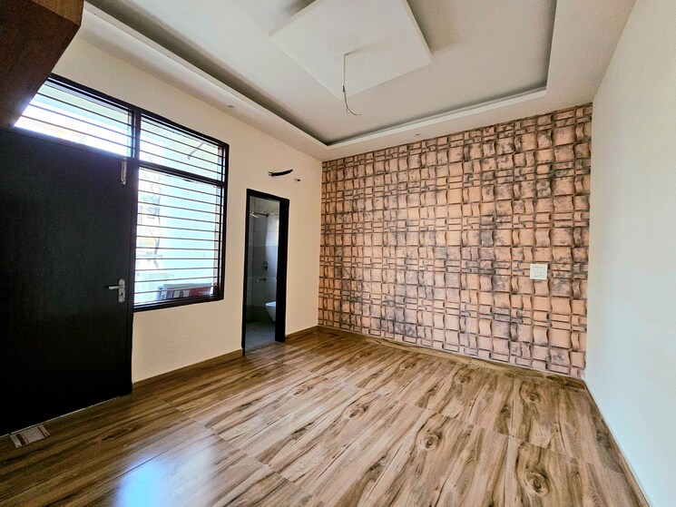 Room, vip road 3 Bedroom 190 Sq.Yd. Builder Floor In Vip Road Zirakpur 9508238