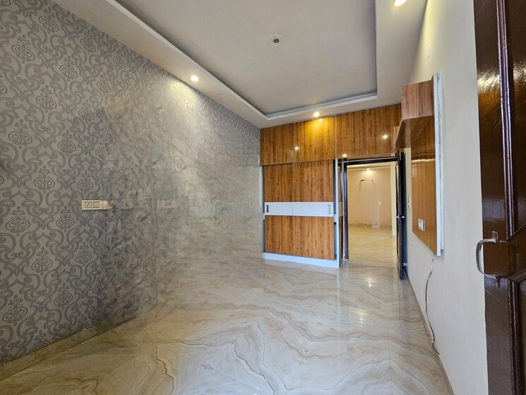 Room, vip road 3 Bedroom 190 Sq.Yd. Builder Floor In Vip Road Zirakpur 9508238