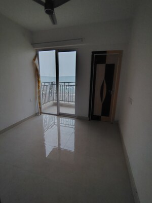 Room in 3 BHK Apartment at Signature Global Golf Greens, Sector 79 – for Rent