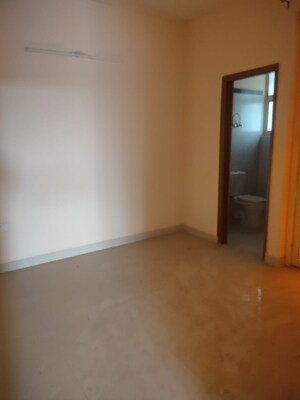 Room in 3.5 BHK Apartment at Landmark Towers, Sector 51 – for Rent