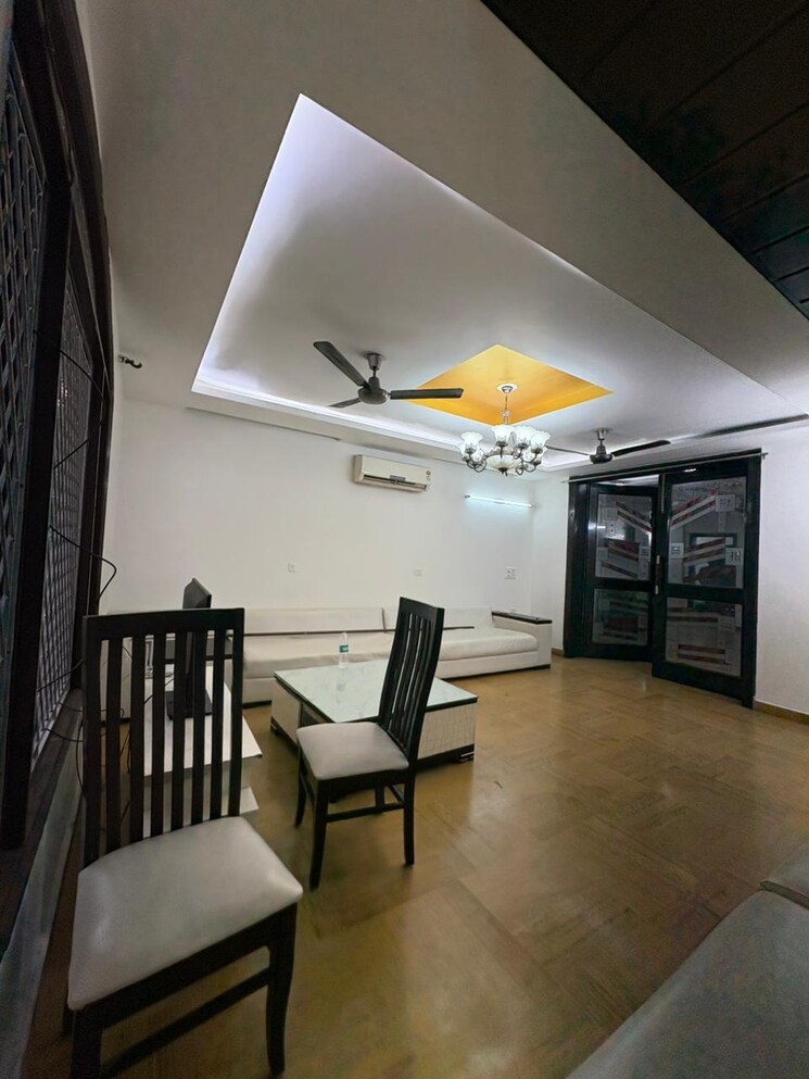 Room, saket 3 Bedroom 200 Sq.Yd. Builder Floor In Saket Delhi 9508324