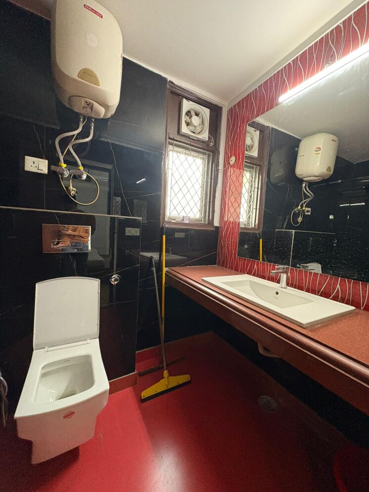 Attached Bathroom, saket 3 Bedroom 200 Sq.Yd. Builder Floor In Saket Delhi 9508324