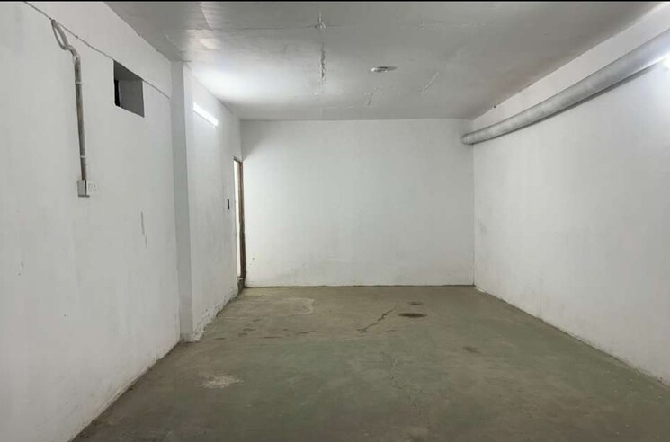 Room, hazratganj 3 Bedroom 1750 Sq.Ft. Apartment In Hazratganj Lucknow 9508351