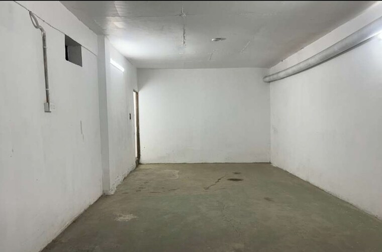 Room, hazratganj 3 Bedroom 1750 Sq.Ft. Apartment In Hazratganj Lucknow 9508351