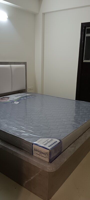 Bedroom in 3 BHK Apartment at Mansarovar – for Rent