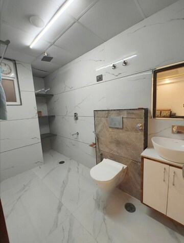 Attached Bathroom in 4 BHK Apartment at Mansarovar – for Rent