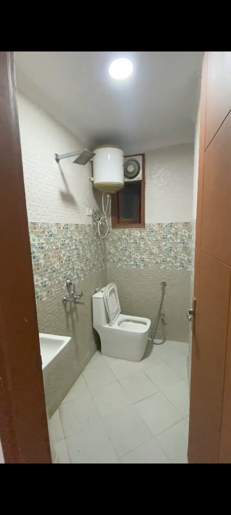 Bathroom, chattarpur 2 Bedroom 850 Sq.Ft. Builder Floor In Chattarpur Delhi 9508444