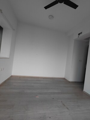 Furnished Amenities in 2 BHK Apartment at Sheth Auris Serenity Tower 1, Malad West – for Rent