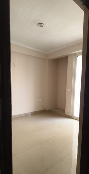 Room in 3 BHK Apartment at Amrapali Golf Homes, Sector 4 Greater Noida – for Sale