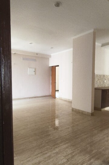 Room in 3 BHK Apartment at Amrapali Golf Homes, Sector 4 Greater Noida – for Sale