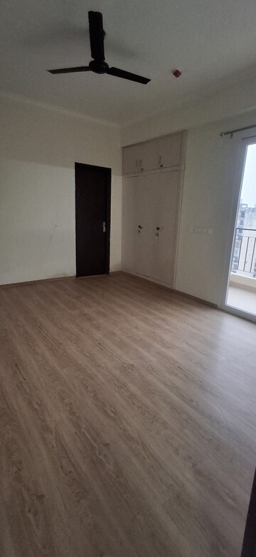 Furnished Amenities in 3 BHK Apartment at Amrapali Crystal Homes, Sector 76 – for Rent