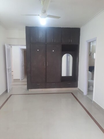 Building Lobby in 3 BHK Apartment at Orchid Petals, Sector 49 – for Rent