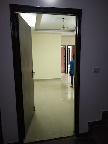 Room in 3 BHK Builder Floor at Uttam Nagar – for Rent