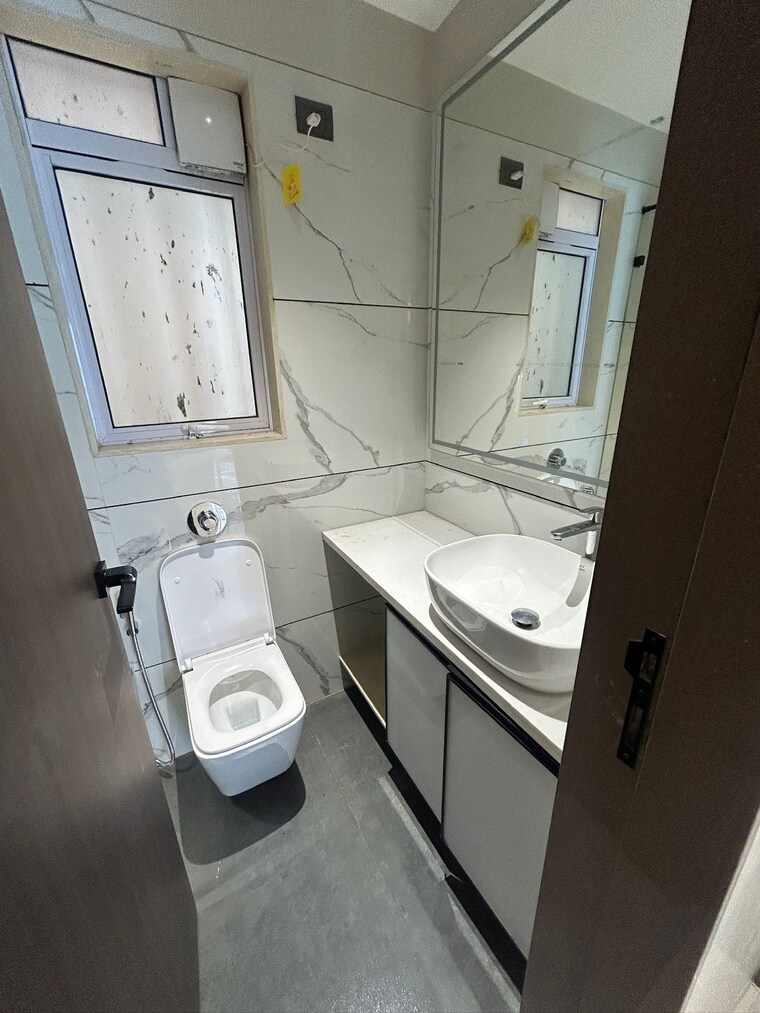 Bathroom, goregaon west 2.5 Bedroom 900 Sq.Ft. Apartment In Goregaon West Mumbai 9508694