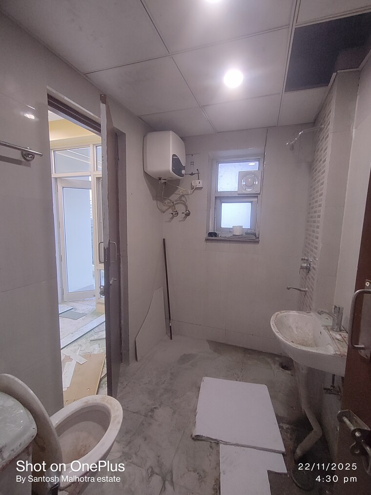 Bathroom, sector 19 dwarka 3 Bedroom 150 Sq.Yd. Builder Floor In Sector 19 Dwarka Delhi 9508748