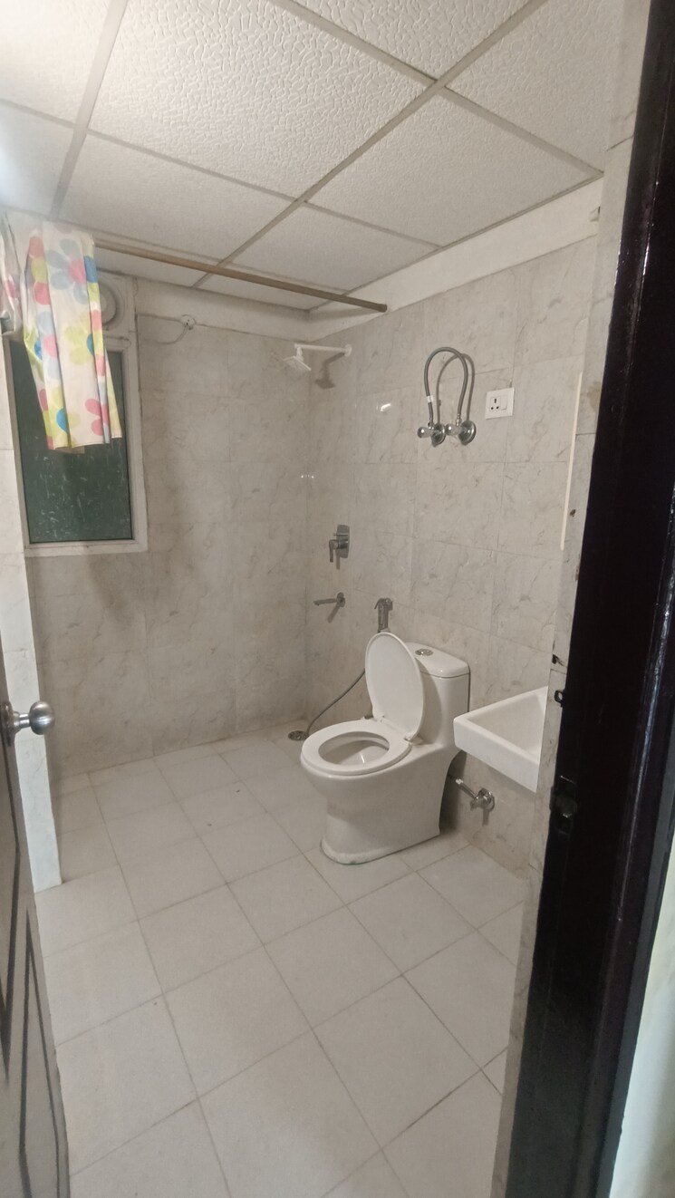 Bathroom, sethi-max-royal 2 Bedroom 1125 Sq.Ft. Apartment In Sector 76 Noida 9508739