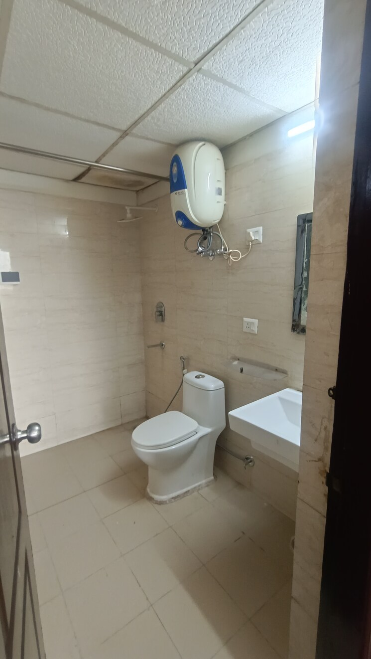 Bathroom, sethi-max-royal 2 Bedroom 1125 Sq.Ft. Apartment In Sector 76 Noida 9508739