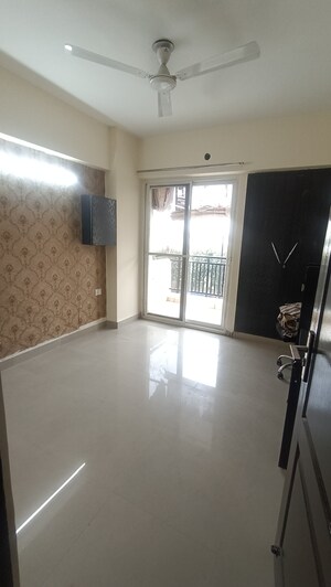 Room in 2 BHK Apartment at Sethi Max Royal, Sector 76 – for Rent
