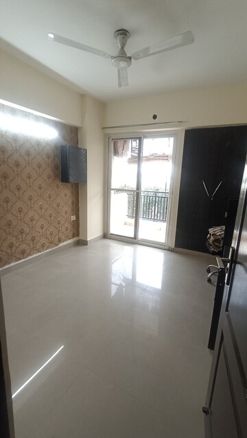 Room in 2 BHK Apartment at Sethi Max Royal, Sector 76 – for Rent