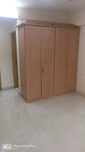 Room in 3 BHK Apartment at Bandra West – for Rent