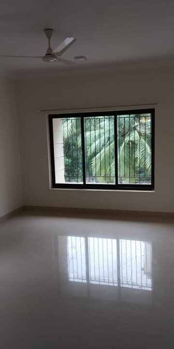 Room in 3 BHK Apartment at Villa Rosa Apartment, Bandra West – for Rent