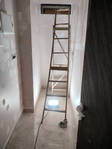 Bathroom in 6+ BHK Apartment at Om Grand Pallazo, Prabhadevi – for Sale