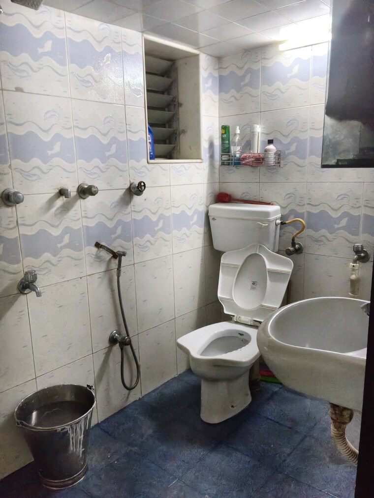 Bathroom, kunj-vihar 1 Bedroom 400 Sq.Ft. Apartment In Santacruz East Mumbai 9508889