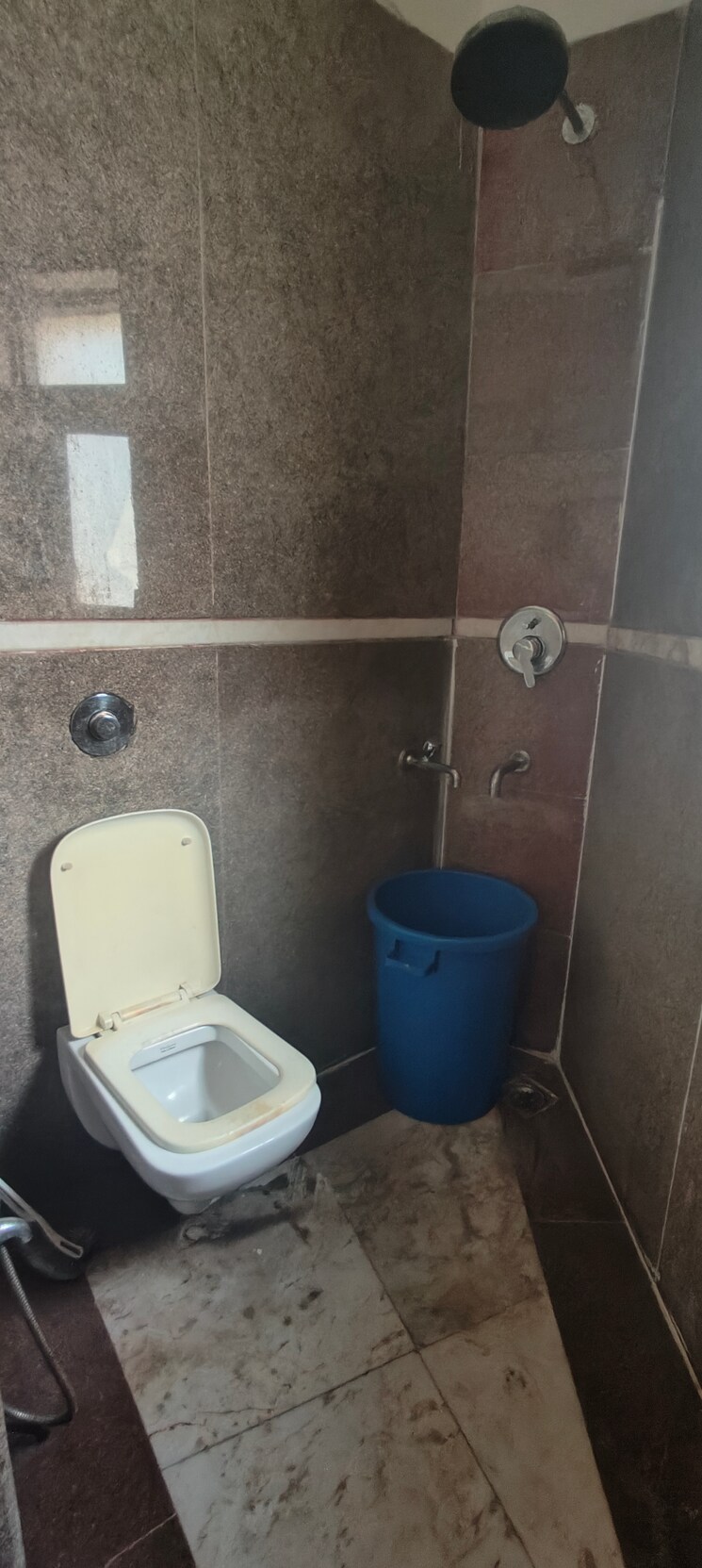 Bathroom, palam-vihar-residents-association 6 Bedroom 3000 Sq.Ft. Independent House In Palam Vihar Gurgaon 9508997