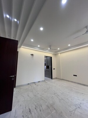 Room in 2.5 BHK Apartment at Navbharat Apartments, Paschim Vihar – for Rent