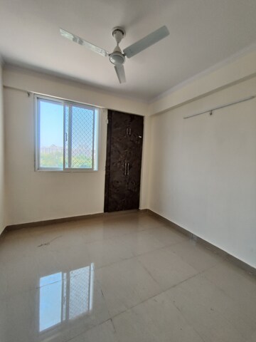 Room in 2 BHK Apartment at Amrapali Golf Homes, Sector 4 Greater Noida – for Rent