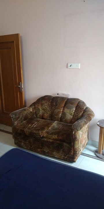 Living Room in 1.5 BHK Builder Floor at Sector 14 – for Rent