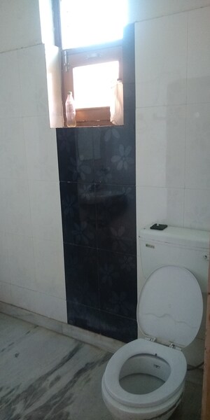 Bathroom in 1.5 BHK Builder Floor at Sector 14 – for Rent