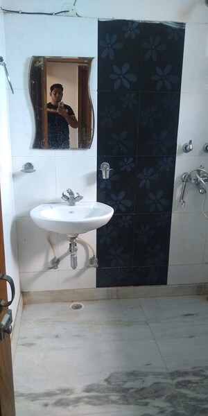 Bathroom in 1.5 BHK Builder Floor at Sector 14 – for Rent